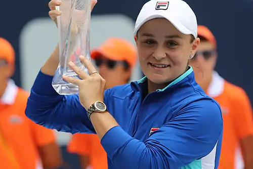 Ashleigh Barty mit dem Siegerpokal bei den Miami Open 2019.